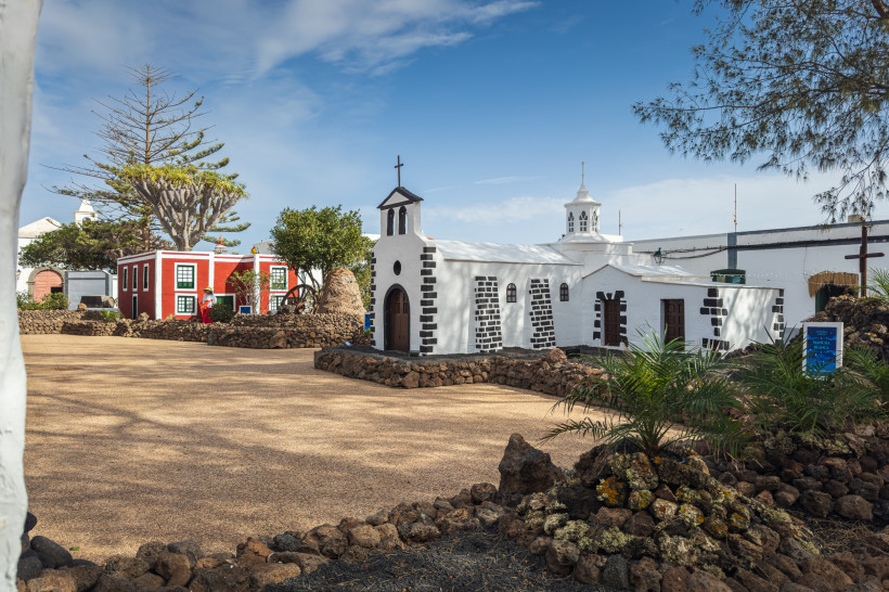 Kirche von Mancha Blanca – Traditionelle Architektur in Tinajo, Lanzarote Traditionelle weiße Kirche mit schwarzem Naturstein im Ort Mancha Blanca in der Gemeinde Tinajo auf Lanzarote.