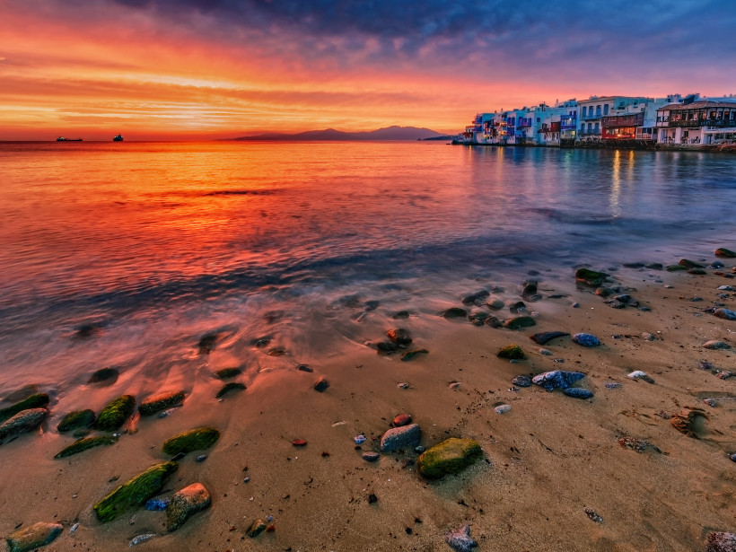 Mykonos - Little Venice Sonnenuntergang über dem Viertel Little Venice auf Mykonos mit reflektierendem Licht im Meer und bunten Häusern am Ufer