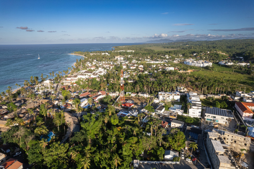 Las Terrenas, Dom.Rep. Luftaufnahme von Las Terrenas in der Dominikanischen Republik mit Küstenlinie, Häusern, Hotels und üppiger Vegetation
