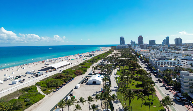 Luftaufnahme von Miami South Beach mit Strand, türkisfarbenem Meer und Ocean Drive entlang der Küste