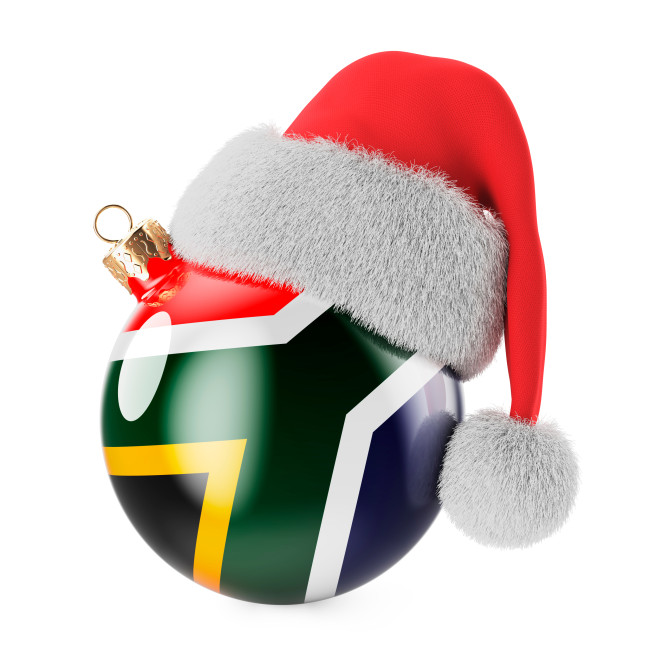 Südafrika Glänzende Weihnachtskugel mit dem Design der südafrikanischen Flagge, verziert mit einer roten Weihnachtsmütze mit weißem Pelzbesatz.