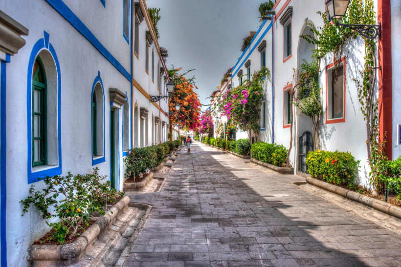 Arguineguín – charmante Altstadtgasse mit Bougainvilleen auf Gran Canaria Altstadtgasse in Arguineguín auf Gran Canaria mit weißen Häusern, Bougainvilleen und farbigen Fensterrahmen