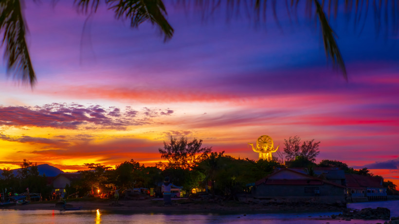 Big Buddha Koh Samui – goldene Statue im Sonnenuntergang Der Big Buddha Tempel (Wat Phra Yai) auf Koh Samui, Thailand, im farbenprächtigen Sonnenuntergang mit leuchtender goldener Statue.