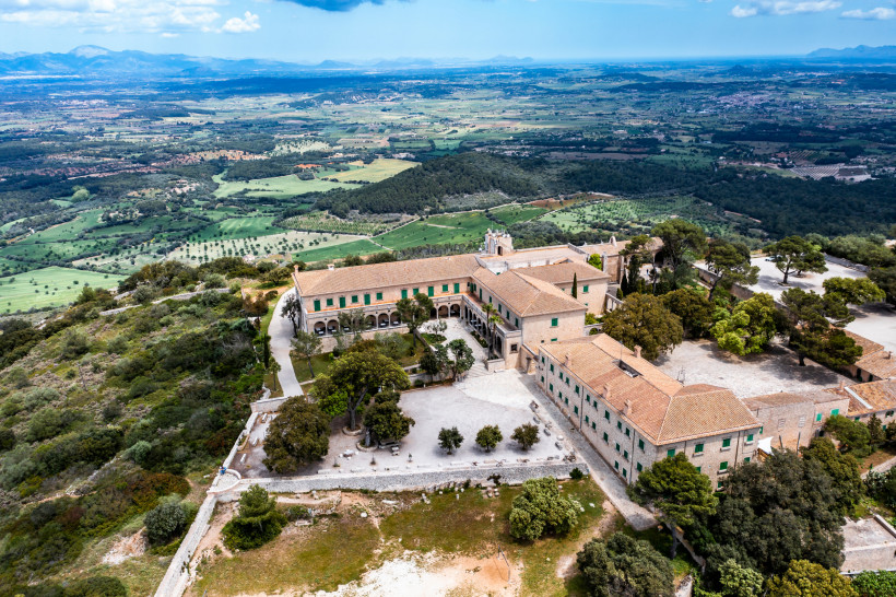 Luftaufnahme des Klosterkomplexes auf dem Puig de Randa mit Blick über die Ebene von Mallorca