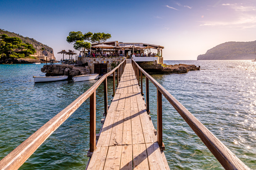 Holzsteg über das Meer zum Inselrestaurant La Illeta in Camp de Mar bei Sonnenuntergang auf Mallorca