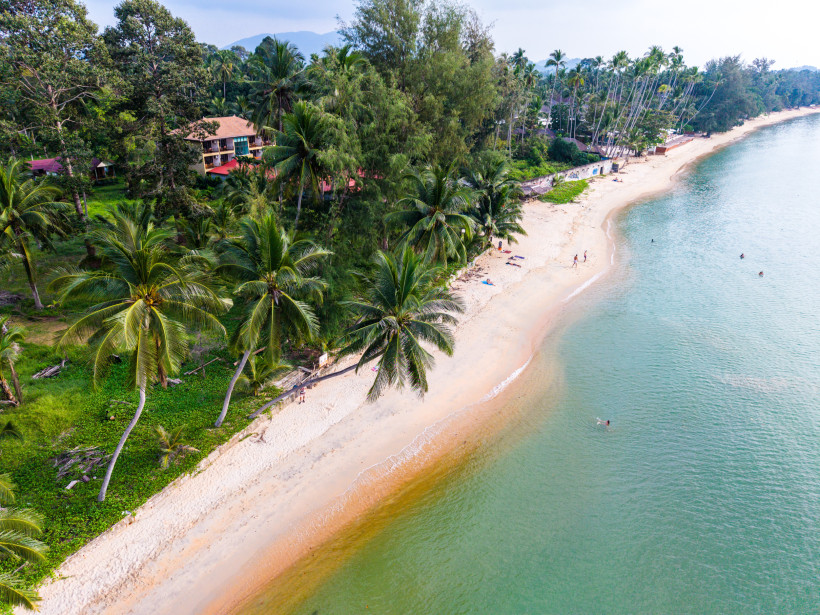 Lipa Noi Beach Koh Samui – Palmenstrand mit weißen Sandbuchten und tropischer Natur Strandansicht vom Lipa Noi Beach auf Koh Samui mit weißen Sandbuchten, Palmen und ruhigem Meer – ideal zum Entspannen und Schwimmen abseits des Trubels.