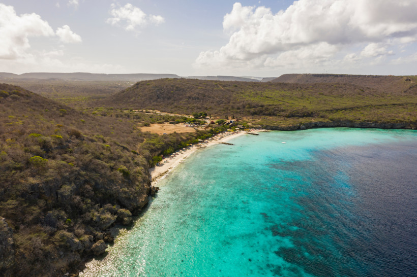 Playa Lagun – Luftaufnahme des Naturstrandes auf Curaçao Luftaufnahme vom Playa Lagun auf Curaçao mit türkisblauem Meer und grüner Küstenlandschaft