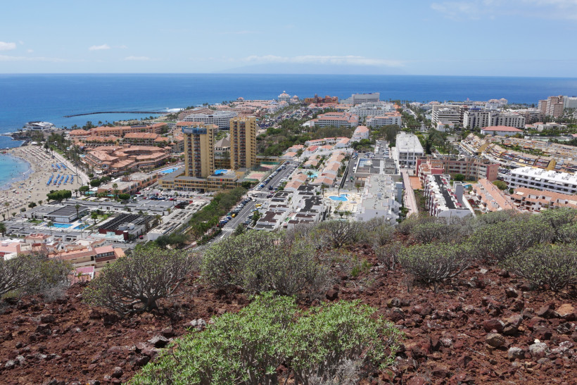 Panoramablick über Arona auf Teneriffa mit Hotels, Küstenlinie und Atlantik