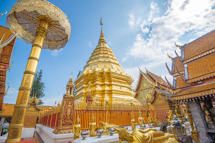 Wat Phra That Doi Suthep in Chiang Mai – Goldener Tempel Goldene Stupa des Wat Phra That Doi Suthep in Chiang Mai bei blauem Himmel – einer der berühmtesten Tempel und beliebtesten Sehenswürdigkeiten Nordthailands.