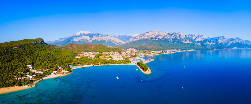 Weitläufiges Panorama von Kemer an der Türkischen Riviera mit Buchten, Meer und Berglandschaft