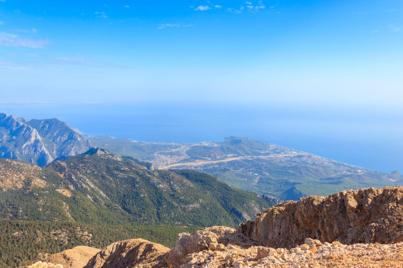 Aktivurlaub in Antalya – Wandern und Naturerlebnisse im Taurusgebirge Panoramablick vom Taurusgebirge auf die Küste Antalyas – ideal für Aktivurlauber, Wanderer und Naturliebhaber