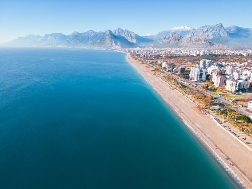 Konyaalti Strand in Antalya mit Blick auf das Taurusgebirge – Panorama der Türkischen Riviera Antalya – Konyaaltı Beach