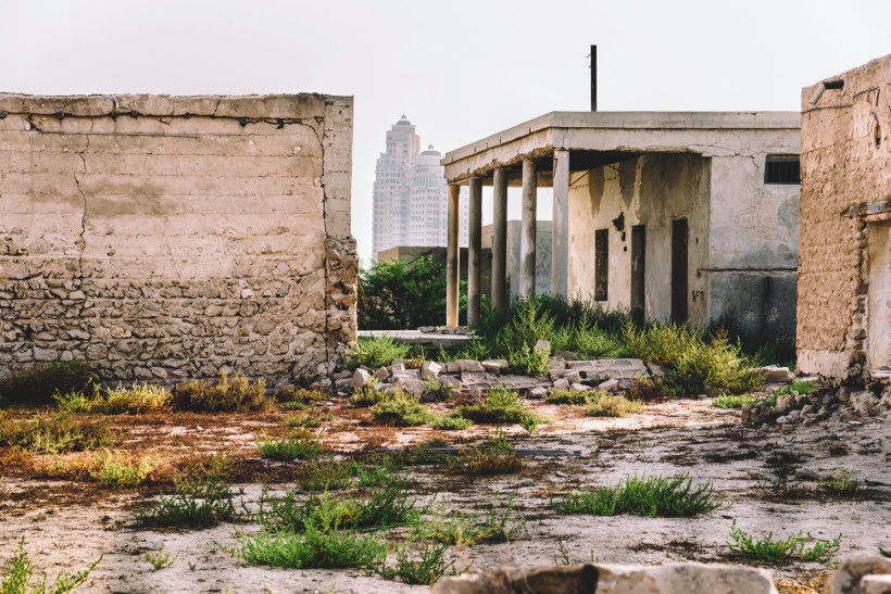 Außenansicht der alten Gebäude in Al Jazirah Al Hamra, Geisterstadt und historisches Kulturerbe in Ras Al Khaimah.