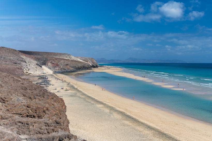 Strand Mal Nombre mit Sandbank und Lagune an der Atlantikküste, im Hintergrund Küstenhügel