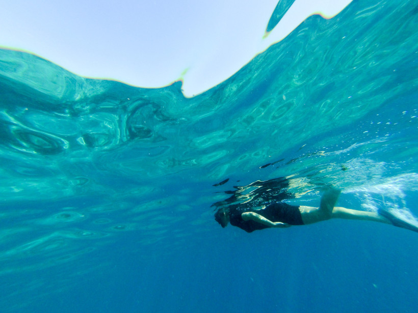 Gran Canaria Frau taucht unter Wasser