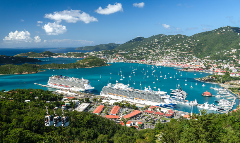 Zwei Kreuzfahrtschiffe im Hafen von Charlotte Amalie auf St. Thomas, dahinter Bucht mit Segelbooten und Hügeln