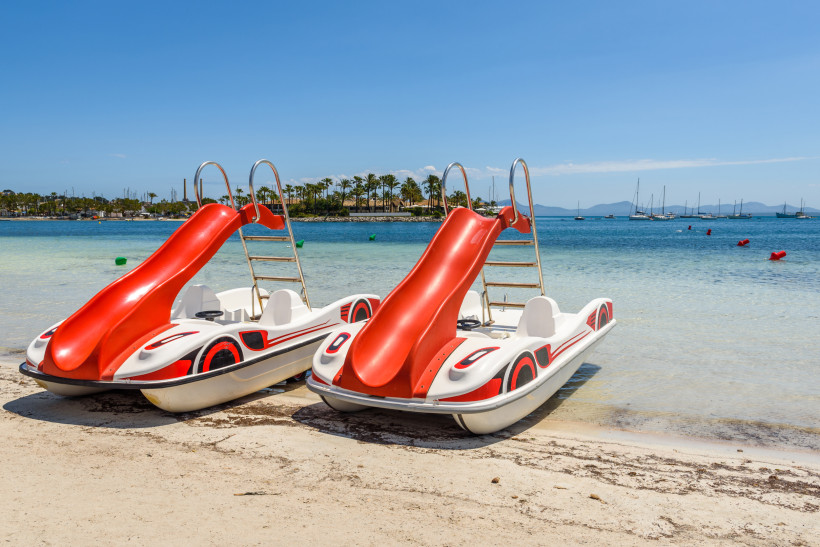 Tretboote mit integrierter Rutsche am flach abfallenden Strand von Playa de Muro in der Bucht von Alcúdia