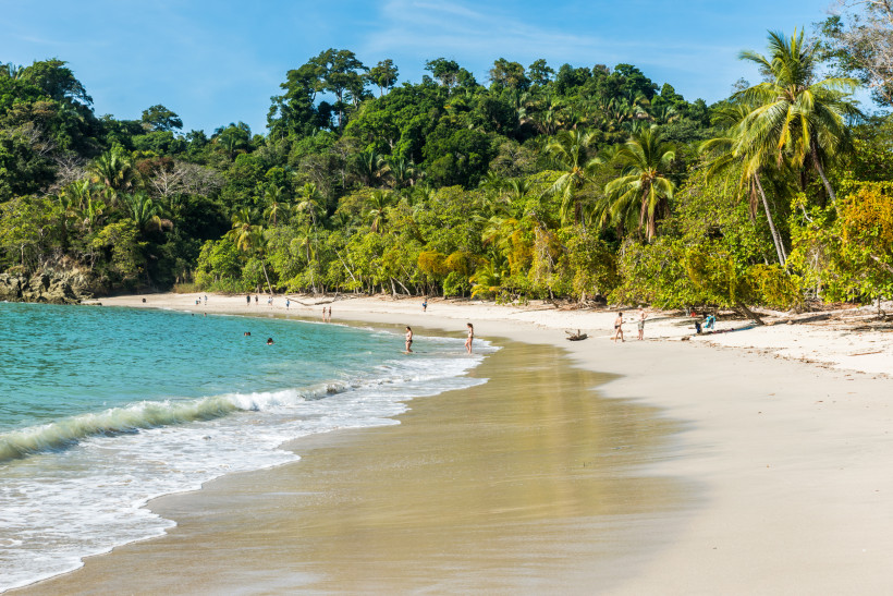 Traumstrand im Manuel Antonio Nationalpark, Costa Rica Weißer Sandstrand mit türkisblauem Meer im Manuel Antonio Nationalpark in Costa Rica, umgeben von tropischem Regenwald