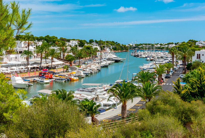 Marina Cala d’Or (Port Esportiu) mit Yachten, Promenade und Gastronomie