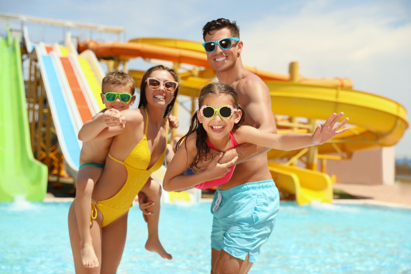 Familie im Aquapark eines All Inclusive Resorts – Familienurlaub mit Rutschen, Pools und Rundum-Verpflegung