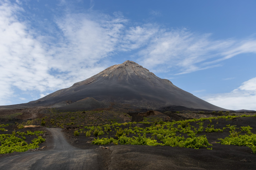Vulkan Pico do Fogo auf der Insel Fogo, Kapverden – imposanter schwarzer Vulkankegel mit Lavafeldern und grünen Weinreben im Vordergrund