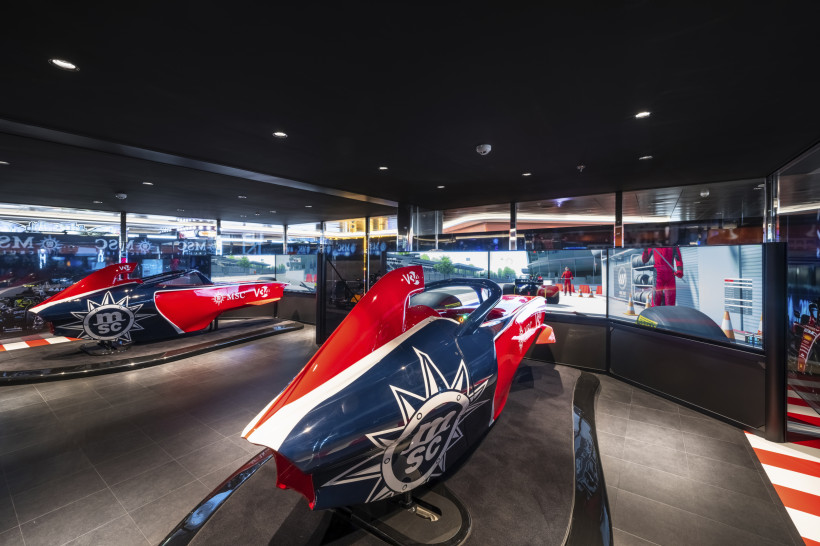 Ausstellungsbereich mit MSC Formula Racer auf der MSC Euribia MSC Formula Racer im Innenbereich der MSC Euribia