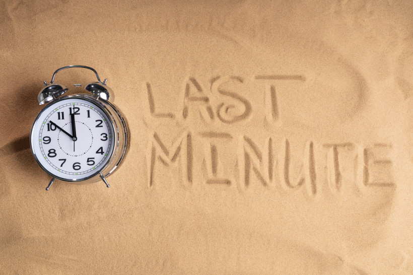 Last Minute Ägypten – Spontane Urlaubsangebote Wecker im Sand als Symbol für Last-Minute-Urlaub in Ägypten und kurzfristige Reiseangebote