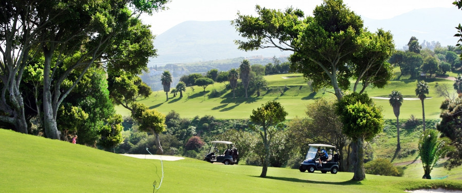 Gran Canaria Golfplatz im Grünen, im Hintergrund Berge