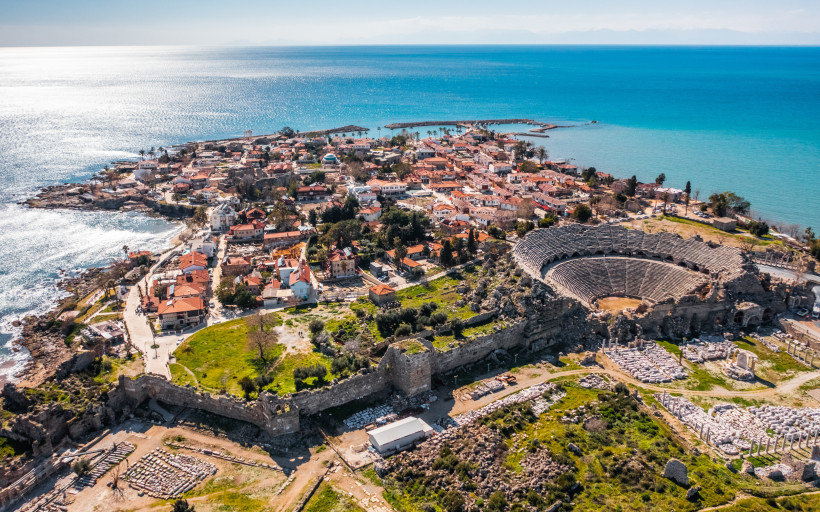 Türkei - Side Antikes Amphitheater und Ruinen von Side mit Blick auf die Altstadt und das Mittelmeer
