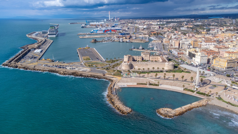 Luftaufnahme des Hafens von Civitavecchia mit Kreuzfahrtterminal, Hafenbecken und Festungsanlage am Ufer