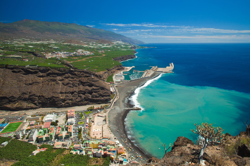 La Palma Küstenpanorama – Schwarzer Strand, türkisblaues Meer und Natur pur auf den Kanaren Atemberaubender Blick auf die Küste von La Palma mit schwarzem Sandstrand, Yachthafen und grünen Bananenplantagen