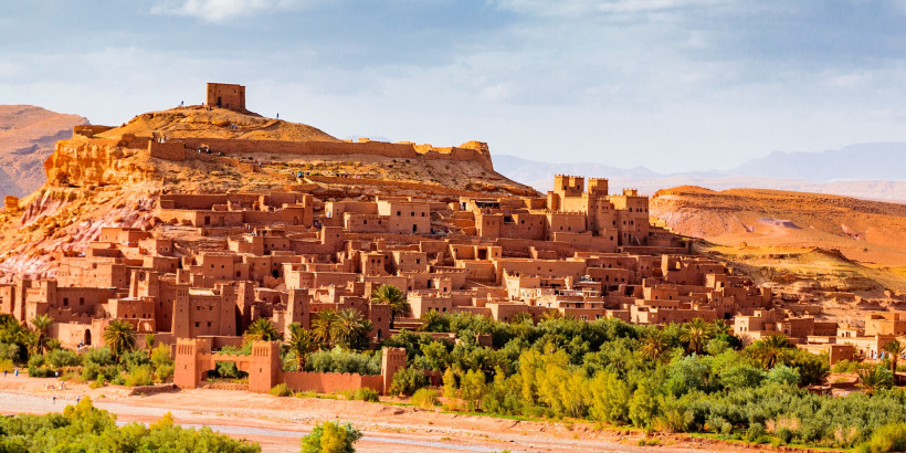 Aït-Ben-Haddou – Lehmburg und UNESCO-Weltkulturerbe in Marokko Panoramablick auf das Lehmdorf Aït-Ben-Haddou in Marokko – UNESCO-Weltkulturerbe, spektakuläre Architektur und beliebter Drehort für Filme und Serien.