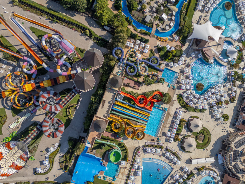 Preis-Leistungs-Familienurlaub in einem Resort mit Aquapark, Wasserrutschen und großen Poolanlagen – viel Abwechslung für Kinder und Eltern