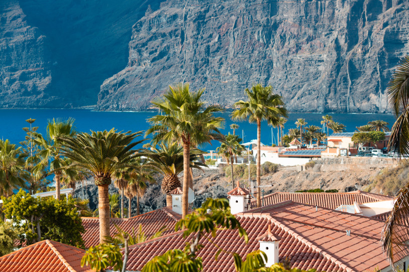 Los Gigantes auf Teneriffa  Blick auf das Ufer mit Häusern und Palmen