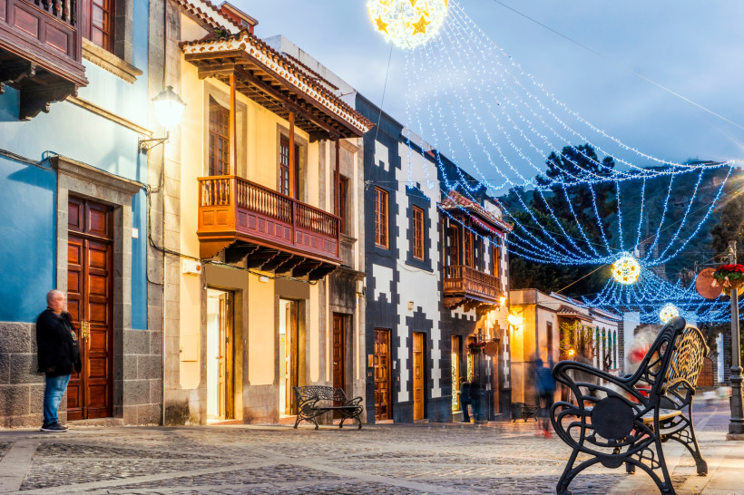 Winterzauber auf Gran Canaria – stimmungsvolle Altstadt im Lichterglanz Weihnachtlich geschmückte Gassen, traditionelle Balkone und festliche Beleuchtung: So zeigt sich Gran Canaria im Winter von seiner charmantesten Seite. Mildes Klima, gemütliche Abende und kanarische Kultur – perfekt für einen warmen Winterurlaub unter Pal