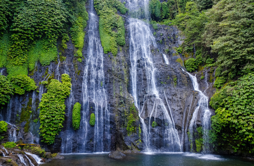 Munduk, Bali Beeindruckender Wasserfall inmitten üppiger Vegetation im Norden von Bali, Indonesien