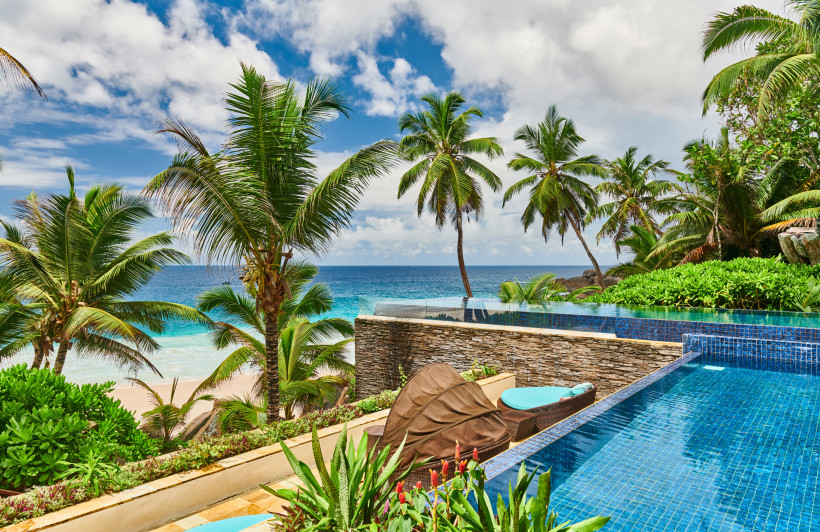 Seychellen - Anse Intendance Anse Intendance Seychellen 2025/2026 – Blick von einer luxuriösen Villa mit Pool auf Palmen, weißen Strand und den Indischen Ozean