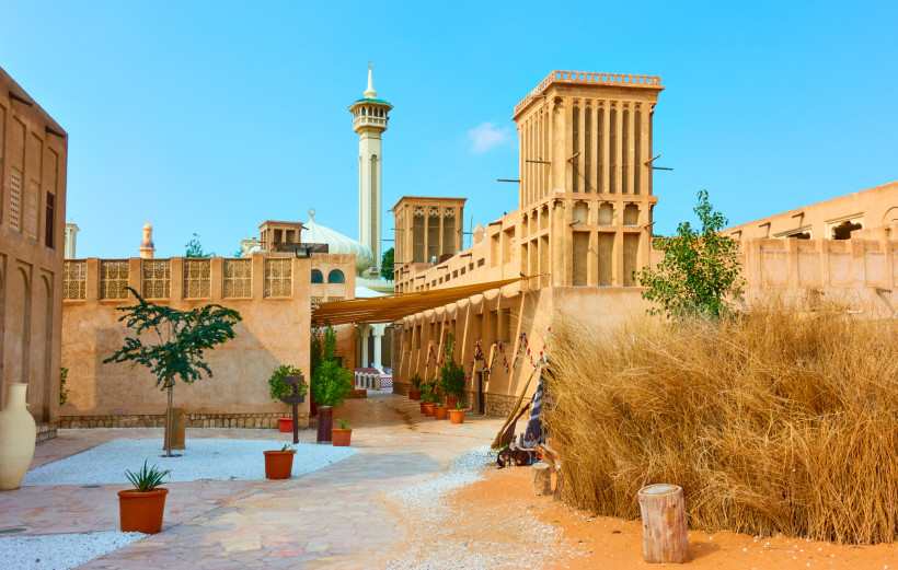 Lehmfarbene Windtürme und Innenhof im Al Fahidi Historic District in Alt-Dubai