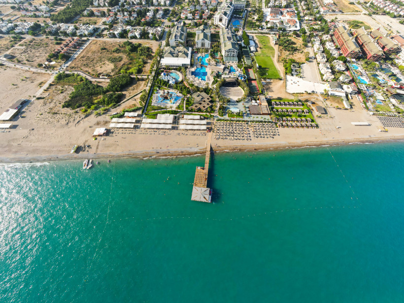 Belek Zentrum aus der Luft – Strand, Hotels Luftaufnahme von Belek Zentrum mit Strand, großen Hotelanlagen, Poollandschaften und typischem Badesteg am Mittelmeer