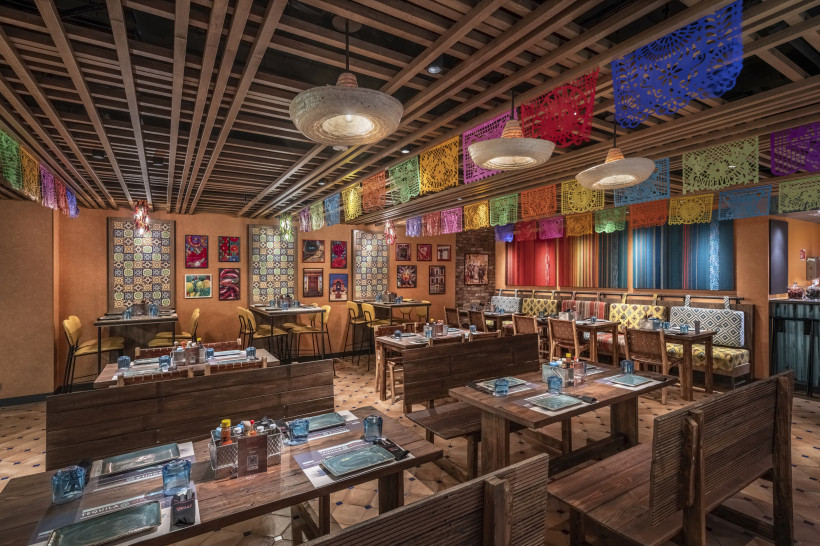Gastraum des Restaurants HOLA! Tacos 