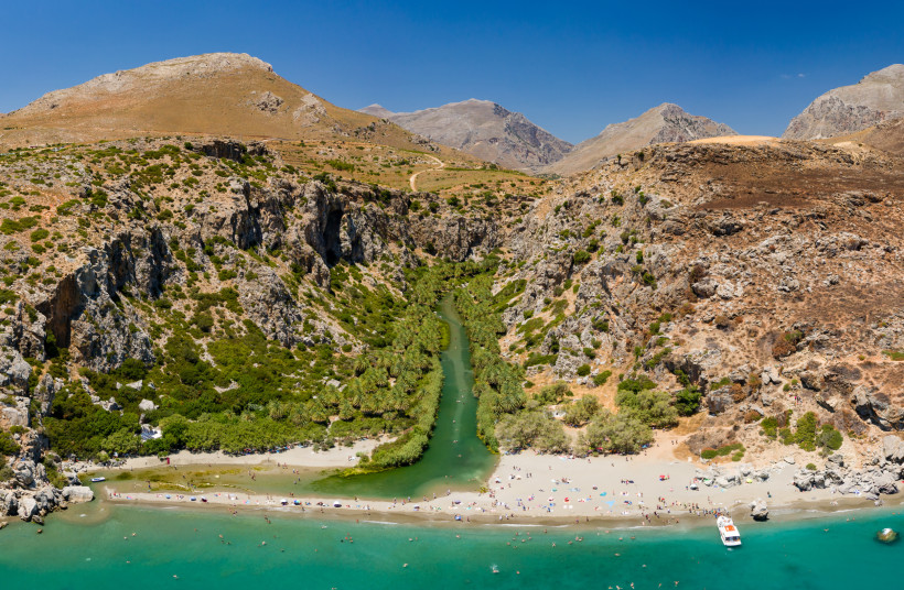 Preveli Palmstrand auf Kreta mit Flussmündung und Palmen Blick auf den Preveli Palmstrand mit Flussmündung, Palmenbestand und Felsklippen auf Kreta