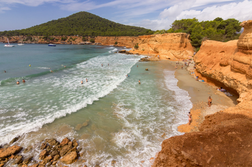 Perle Se Caleta – Bucht mit Strand und Felsklippen Bucht Perle Se Caleta mit Sandstrand, Brandung und orangefarbenen Felsklippen