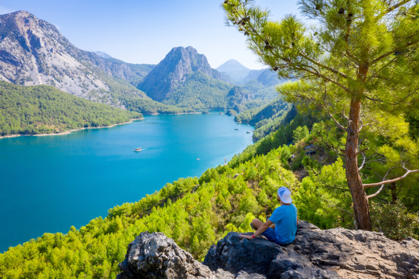 Urlauber genießt den Blick auf den Green Canyon bei Side – Naturerlebnis für aktive und ruhesuchende Gäste