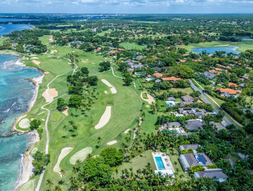 Casa de Campo, Dom.Rep. Luftaufnahme des Golfplatzes Casa de Campo an der Küste der Dominikanischen Republik mit Villen und tropischer Landschaft