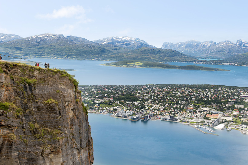 Tromsø, Norwegen: Blick über Stadt und Fjord von der Seilbahn Aussicht von einer Bergstation bei Tromsø auf Stadt, Fjord und umliegende Berge