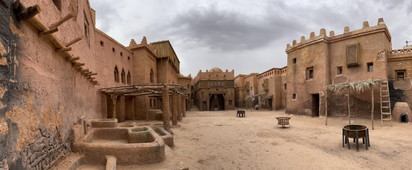 Ouarzazate – Filmkulisse in der Wüstenstadt Marokkos Historische Filmkulisse in Ouarzazate, Marokko – Lehmarchitektur und Wüstenambiente in der berühmten Filmstadt am Rand der Sahara.