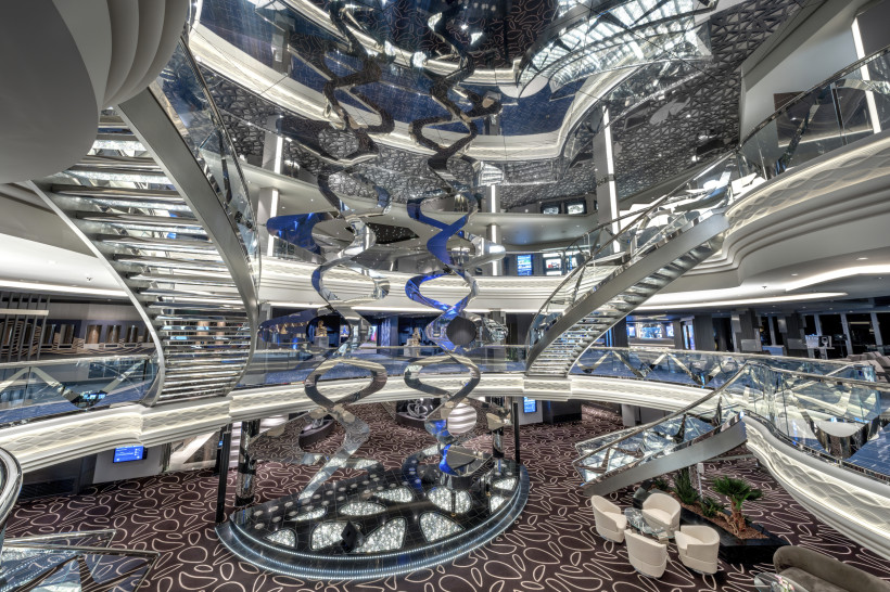 MSC Euribia – Infinity Atrium mit Treppenanlagen und zentraler Skulptur Infinity Atrium der MSC Euribia mit mehrstöckigem Innenraum, Glasgeländern, geschwungenen Treppen und zentraler Skulptur