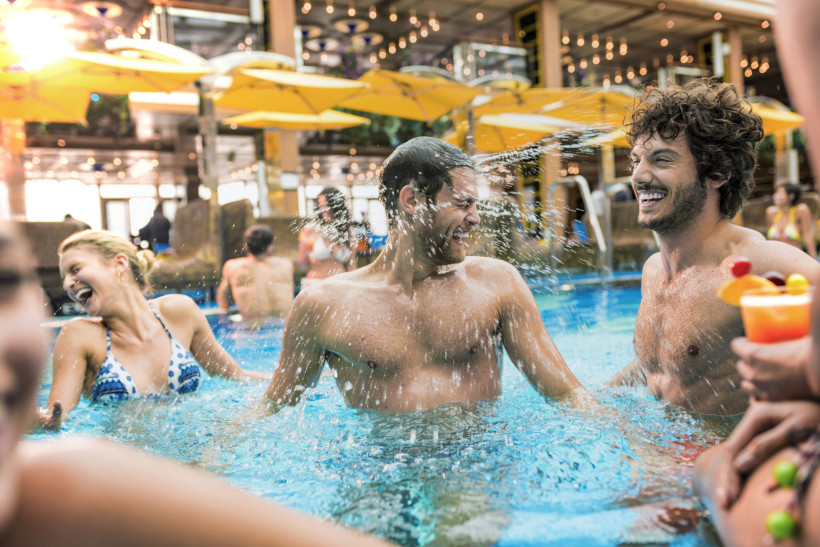 Costa Diadema: Badende im Poolbereich mit Sonnenschirmen Poolbereich auf der Costa Diadema mit Badenden und gelben Sonnenschirmen
