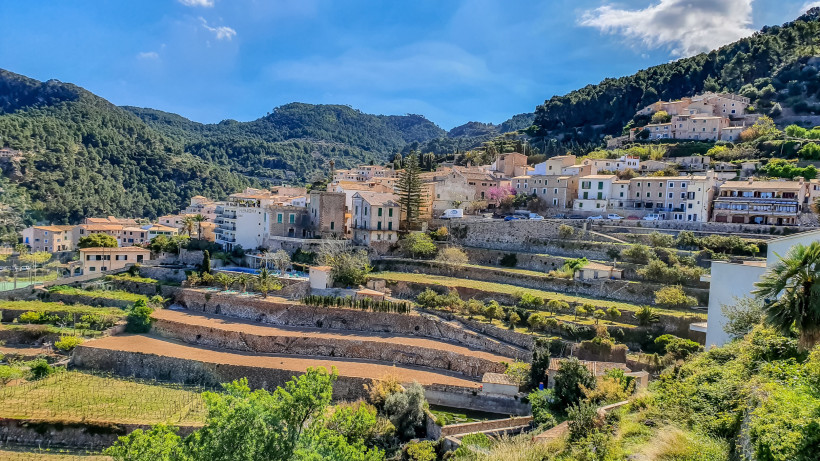 Pyramiden von Güímar auf Teneriffa – mystische Terrassenpyramiden aus Lavastein Terrassierte Steingärten und Anbauflächen in Banyalbufar auf Mallorca mit Blick auf das Bergdorf und das Tramuntana-Gebirge.