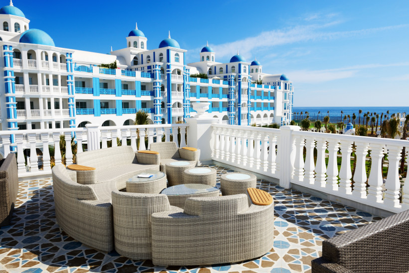 Luxushotel in Antalya – Exklusive Ferienanlage mit Meerblick Eleganter Lounge-Bereich eines Luxushotels in Antalya mit Meerblick und moderner Architektur – steht für gehobenen Luxusurlaub, Premium-Komfort und exklusive Ferien in der Türkei